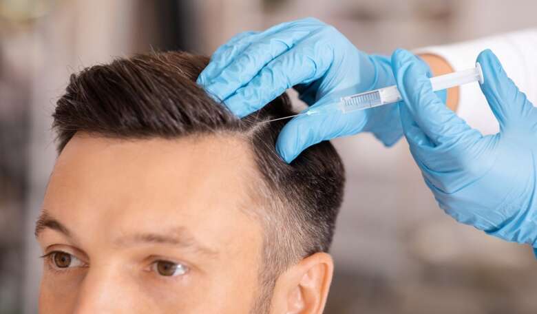 Sucha skóra głowy - mężczyzna podczas mezoterapii skóry głowy