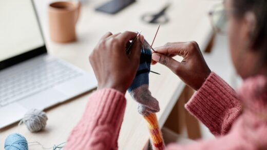 kobieta robiąca na drutach