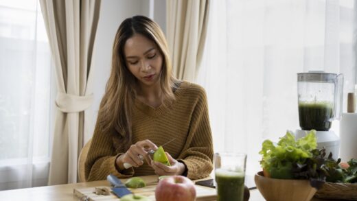 Kobiet przygotowująca smoothie